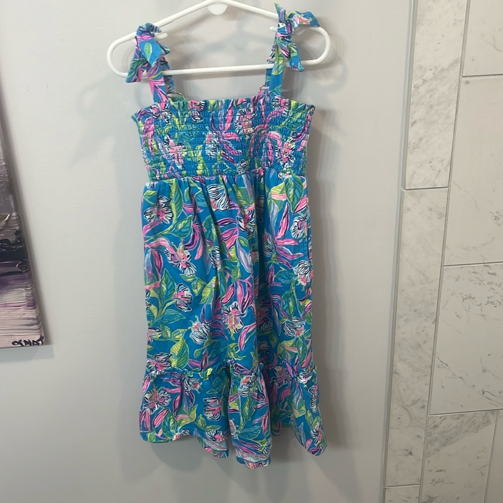 this is a Lily Pulitzer dress. kids size 4-5 small